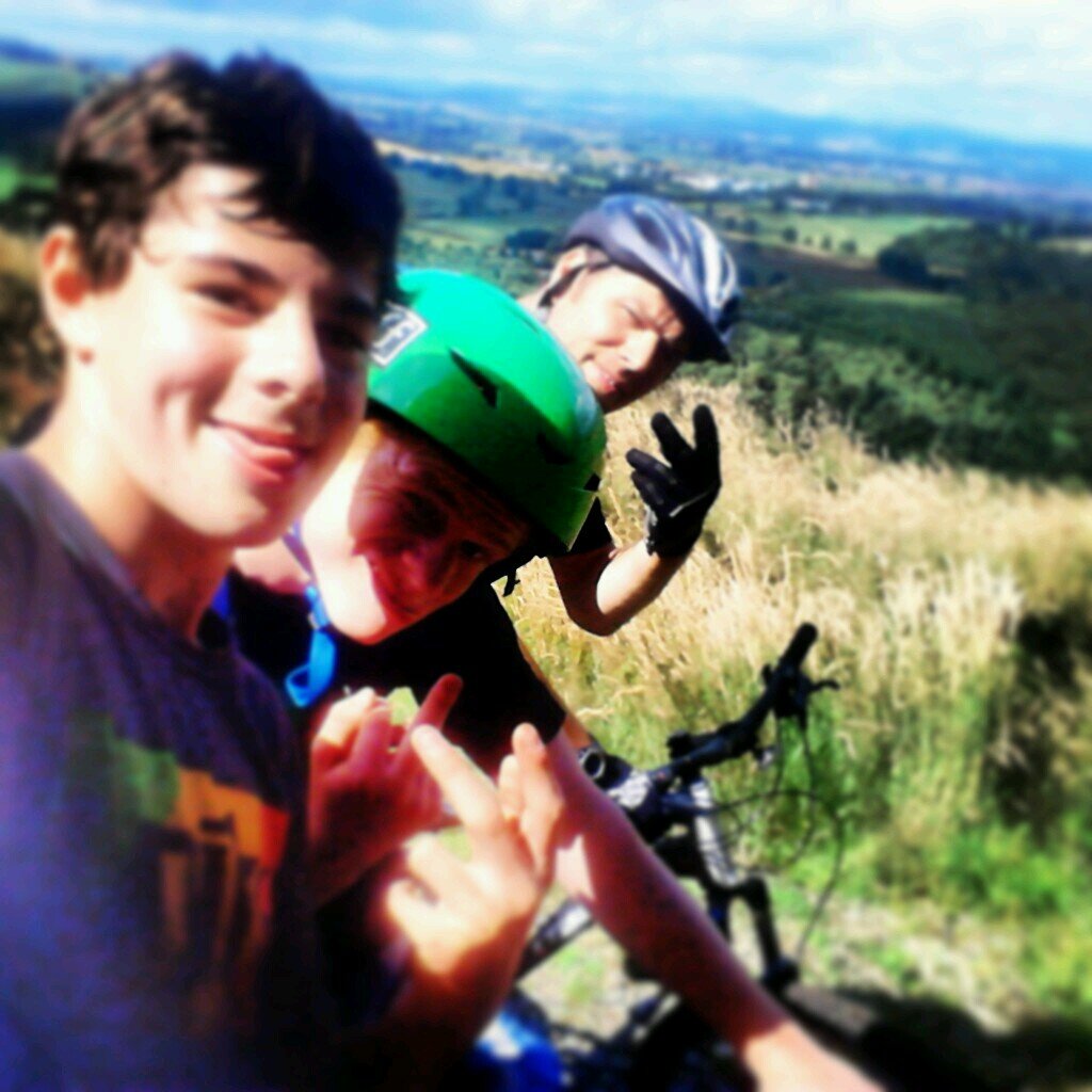 race downhill mtb and piss people of when im not wich is most of the time