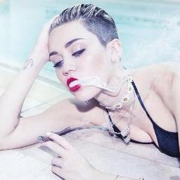 @mileycyrus it's amazing how you make me feel so good with just a smile from you, you make me happy simply because you exist, I love you too! ♥♥❤❤
