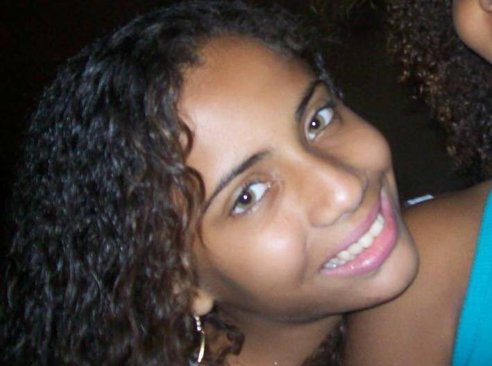 Sou uma menina louca, Mais acima de tudo amo meu Deus pois creio q ele é fiel para cumprir oq prometeu, sou morena de olhos verdes adoro futebol, musica.
