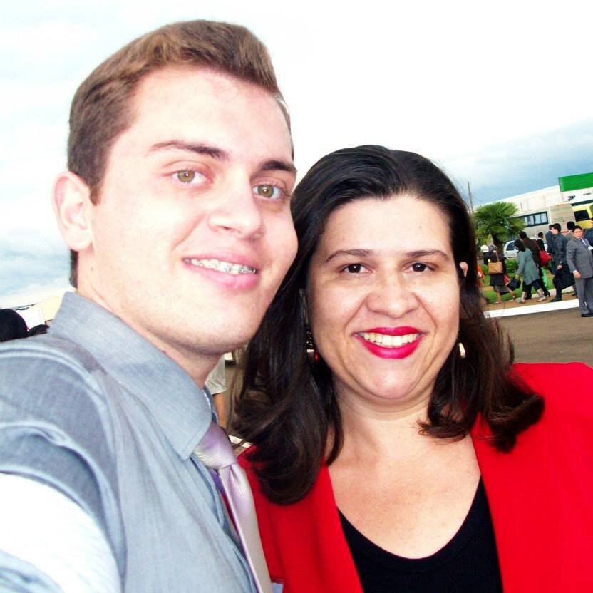 Meio loiro kkk amo musica...
...bem vestido categoricamente,
Olhar mas fundo,
Jeito meigo,
Porem determinado... Bomm isso é um pouquinho de mim! =D
