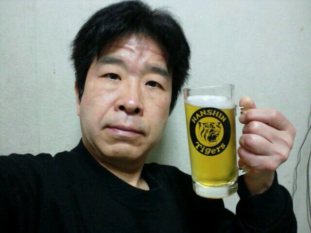 毎度毎度～、映画鑑賞や阪神タイガースが大好きで、夜な夜な美味しい酒と肴を追い求めさまよい歩いてる大阪のオヤジです(*^_^*)、同窓会大好き人間、東淀川高校18期の方御一報お願いしますb(’０’)d