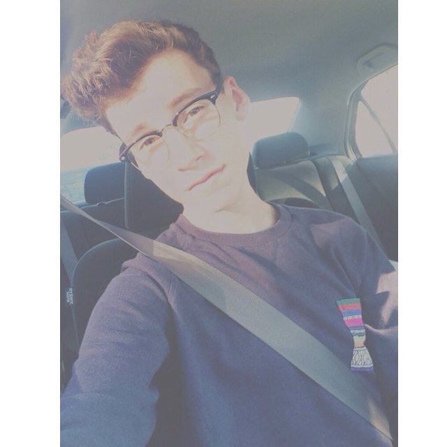 colormekian's profile picture. ♡ @connorsearlobe backup