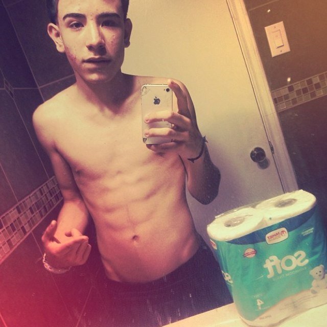 Single / Sophmore / Soccer / Norwalk Ca / Ths co 16 / Livin My life /
