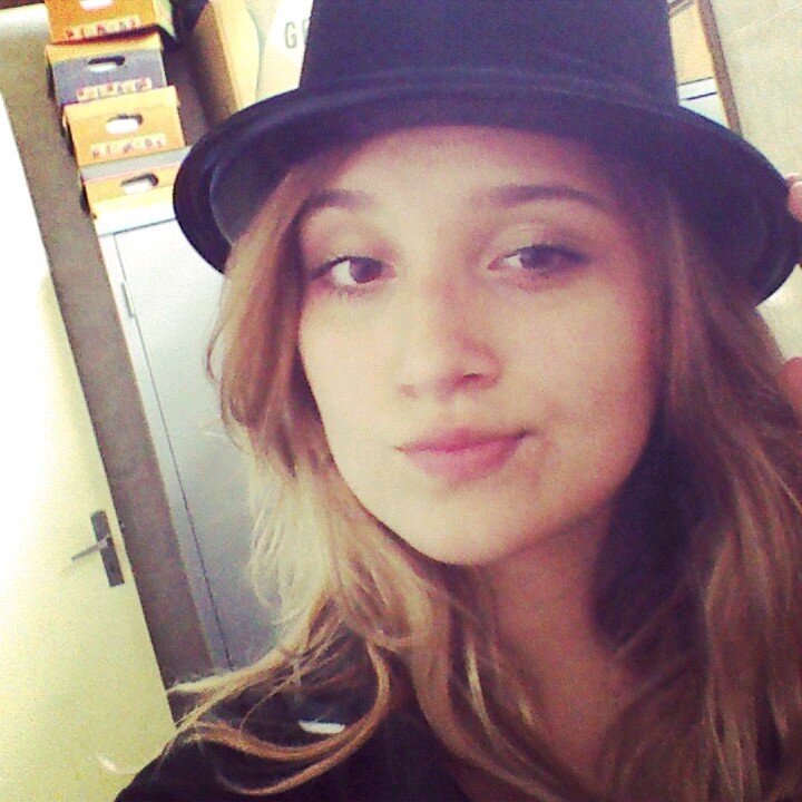 Cantora,atriz,milionária,ganhadora 5x do Grammy Awards,lindona e muitoo feeliz...Quem sou? Sou sinplismente euzinha @PutsBela.
Mee seguem? http://t.co/S634TkWx