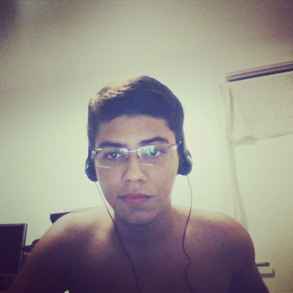 Eu costumava não gostar das coisas e de mim, mas de uns tempos pra cá, acho que estou me acostumando comigo mesmo e com o mundo.