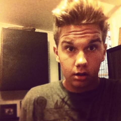 A Awesome Person! c: I love to make music and preform. Cali-Hawaii