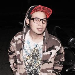 Follow Me ! I'm a Guitar Player . I am currently playing in @kinigilas . I'M SO DAMN HYPER!!!! I WANT CANDY!!!!!