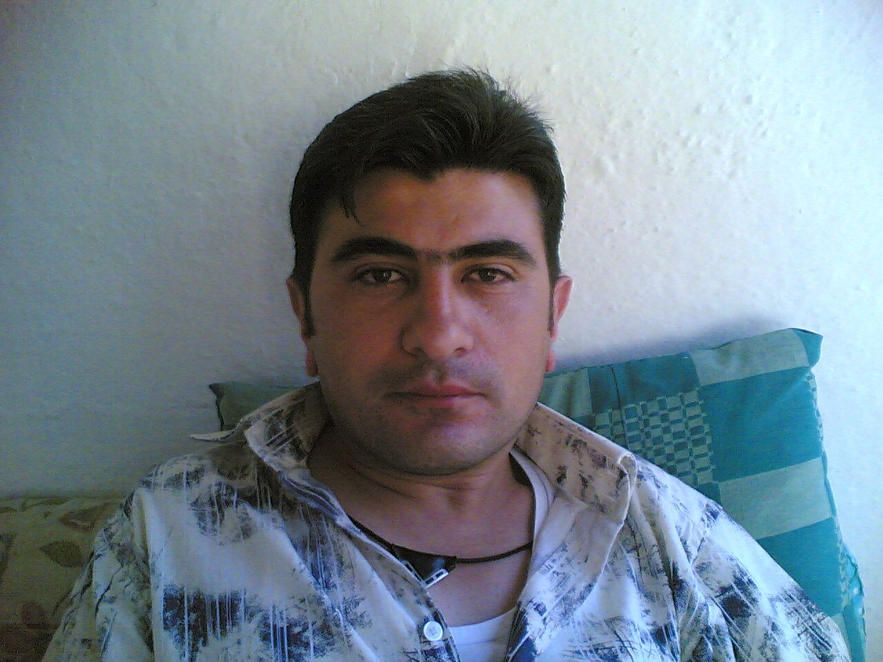 Gözünü hayal ettiğin hayata dik ve yürü.. !

gölgen peşinden isterse gelmesin.. Sen sana yetersin