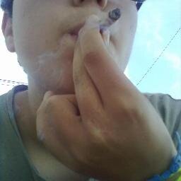 Que aún somos ese invierno que cala los huesos y traspasa las rajas de los labios.