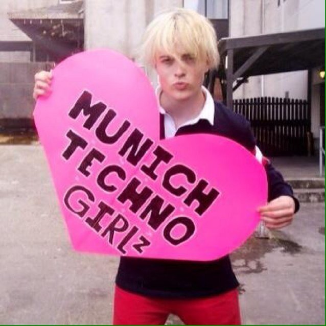 »5 craZy girlZ aka JedwardZ MunichTechnoGirlZ« @anjadoorlay @janinax125 @carpediem_313 @sandy_vest @franzirob »Endless love and support for John&Edward«