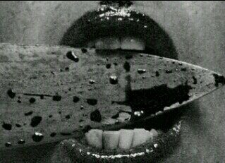 Me destruyo tras cada sonrisa falsa. Fría y distante. ¿Me odias? Yo también lo hago. No me quieras, no merezco la pena.