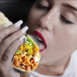 Every day (almost) a photo of Miley Cyrus licking something or someone.Chaque jour (ou presque) une photo de Miley Cyrus léchant quelque chose, ou quelqu'un.