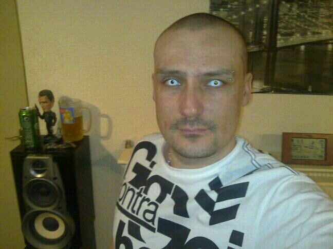 Hello, I'm Martin, I'm married and have two daughters, love tornado chasing, tennis, snooker, X files, Smallville, Drum&Bass, and studying psychology. :-)