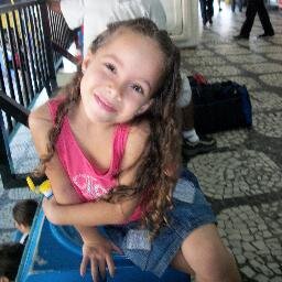 sou uma menina inteligente, gosto muito de brinca e dança *-*