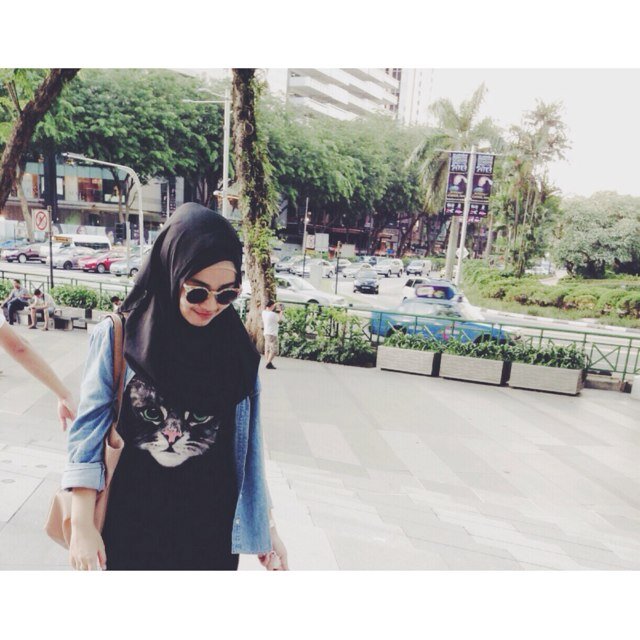 Instagram : Charestt