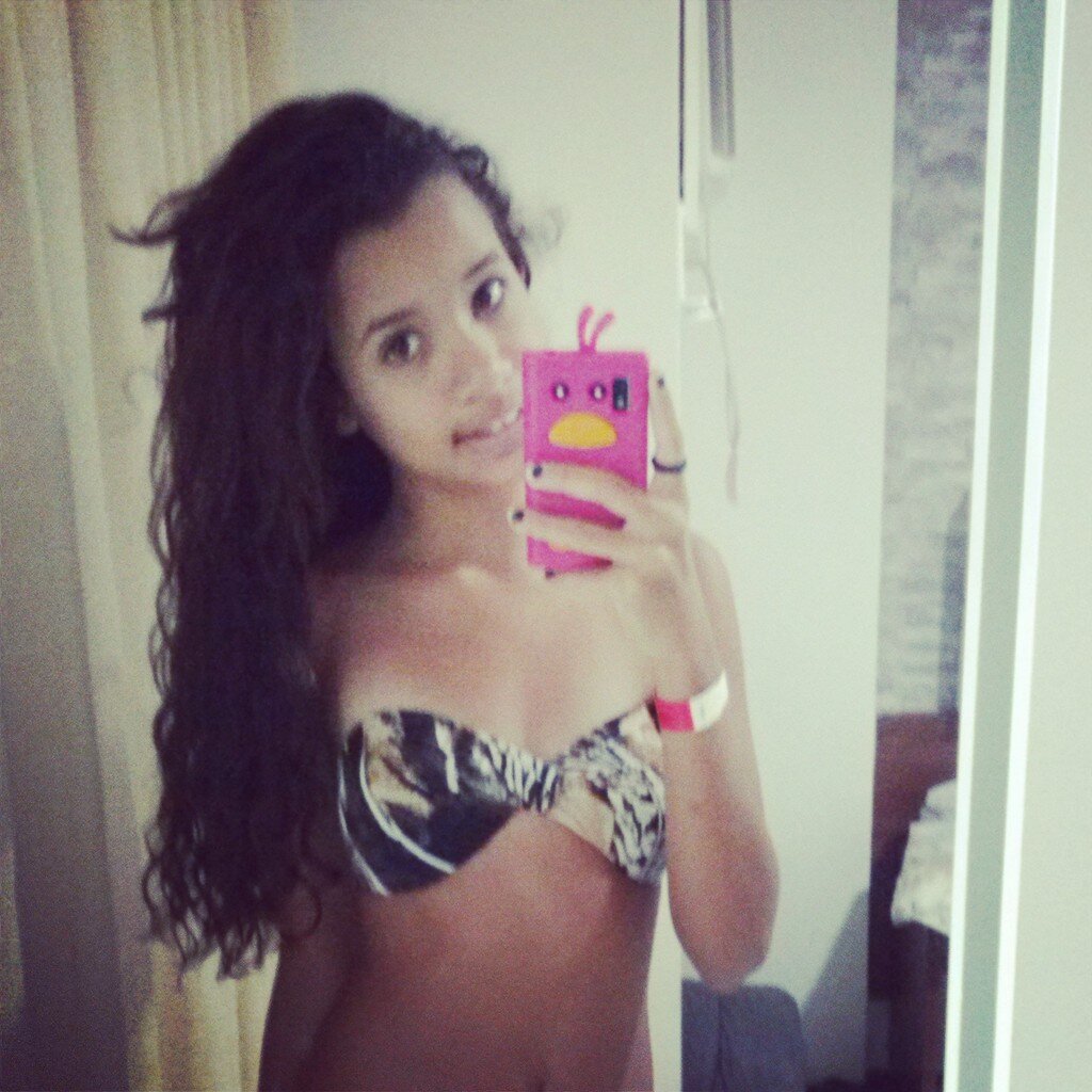 Minha idade não define minha maturidade,minhas notas não define minha inteligência ,fofocas sobre min não define quem eu sou 
@banda4ever2