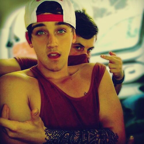 follow @siredbydamon i follow back