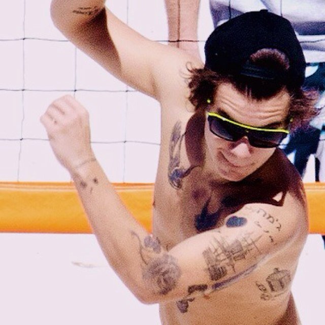 Hello, please follow @konichinarry becuase she's fab amd stuff. Go follow her or else i'll unfollow you, bye :)