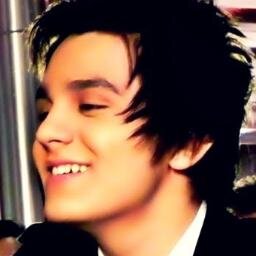 LuanjoOfficial's profile picture. Tem dias que eu acordo pensando em você 
Em fração de segundos vejo o mundo desabar 
Eai que cai a ficha que eu não vou te ver ( @LuanSantana )