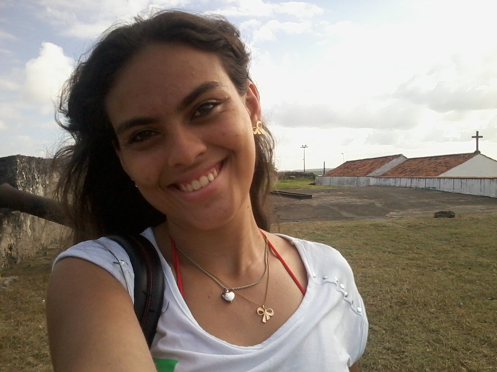 Eu adoro fazer várias amizades,minha comida predileta é Lasanha,sou muito caseira,curto todo tipo de música e amo viver a vida!!!!!!!!!!! 3