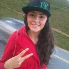 sou uma pessoa que adora fazer novas amizades sou feliz do jeito que sou e quem nao me aceita assim me erra!!