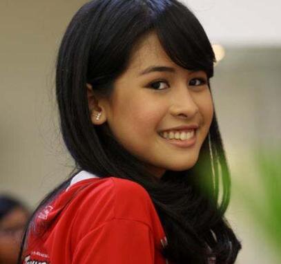 hey Maudy Fans di sini, follow twitter saya di sini ya