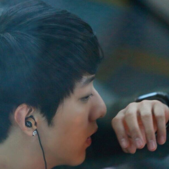 [27/05/12] ผมเป็นบอทยีราฟ (?)ผมเป็นมักเน่ตัวสูงของ CNBLUE รักพวกเรามากๆนะครับ ! [Realone : @CNBLUE_4]  รักลิง :-)