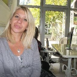 Zaljubljena u zivot,tezi sretnijim i jedinstvenim trenucima.Beskrajno pozitivna i uporna.,