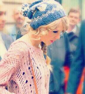 Books, books and Taylor Swift.
Waiting RED TOUR in Spain. I followback(:    @Sofiia_49