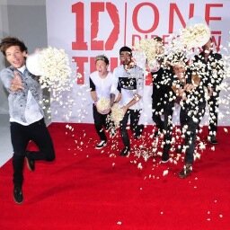 hey der(: 1D is all my life(: if you love 1D follow me(: cheer bows and nike pros(: skinny waist and pretty face(: 0/5 have followed me :( help me out(: bye(:
