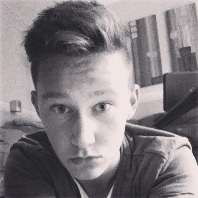 Neu bei Twitter!
15 Jahre alt! 
Fußballer!
:*