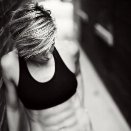 Train with me daily on my PRETTY MUSCLES APP. Best workout clothing @erinobasics