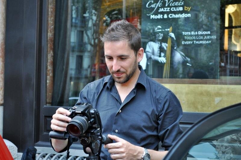 Fotógrafo profesional. 
-Book a 100€
-Boda+preboda a 800€ -Bautizos y comuniones a 300€ (sin limite de fotos ni cambios de ropa) http://t.co/wSCM6oR3yr