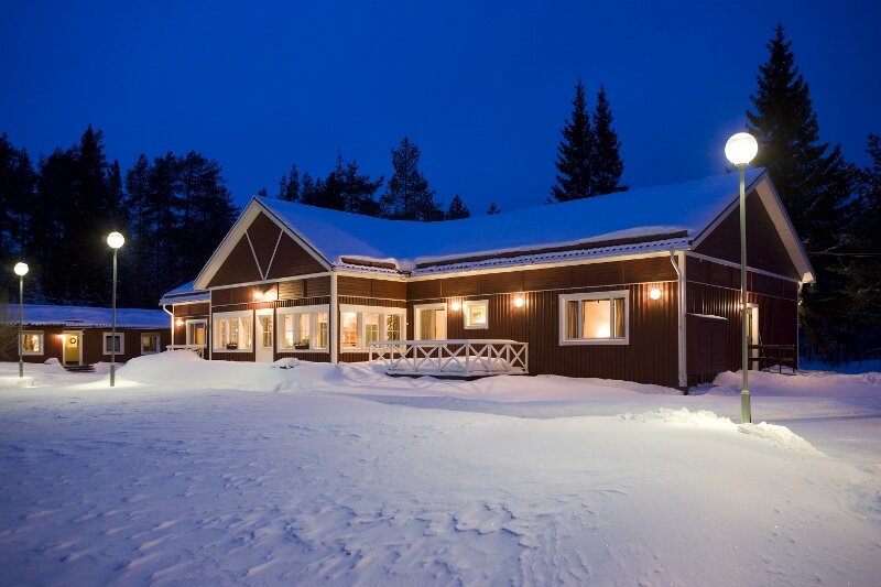 Cosy Lodge by the frozen Bothnian sea in Swedish Lapland. Local good food, comfortable rooms and unique winter-activities. Packice adventures and Aurora chase!