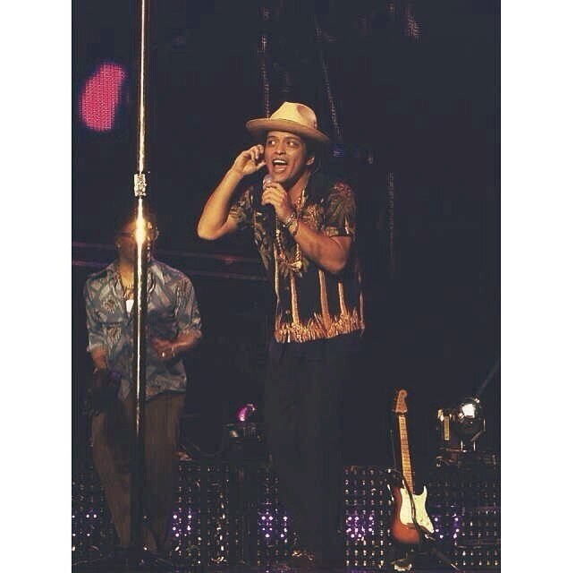 I cant explain how much i love Bruno Mars... My other twitter ; @sexdragonmars This my personal account, and my first twitter. Go follow me there okay bye!