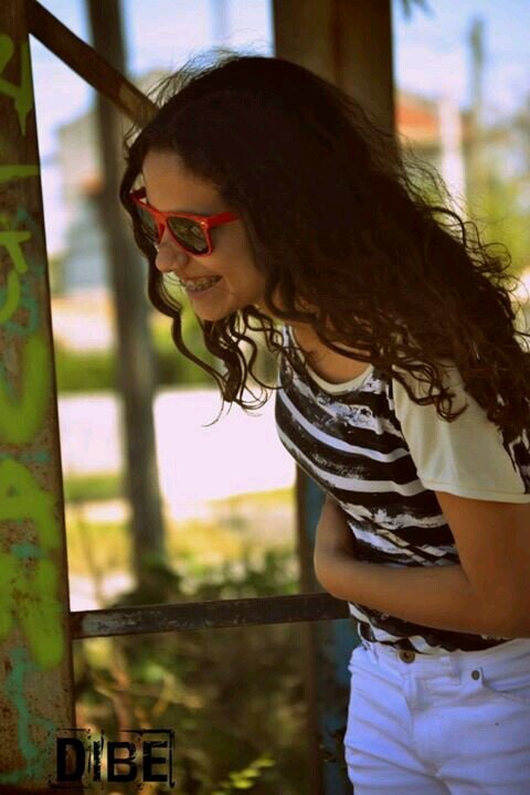 Que la opinion de los demas no te afecte y tomes deciciones que despues te arrepientas.. Vive la vida a pesar de tus errores!