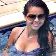 Estudante, aquariana, amiga, simpática, simples,adoro conhecer pessoas novas, essa é a Leily ! =)