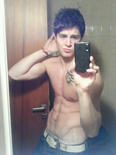 soy un chico muy sincero bueno guapo jejejej y con unos hermosos sentimientos ;) :*
