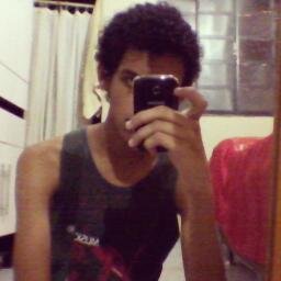 Gosto muito de tocar e  cantar, praticamente vivo música.