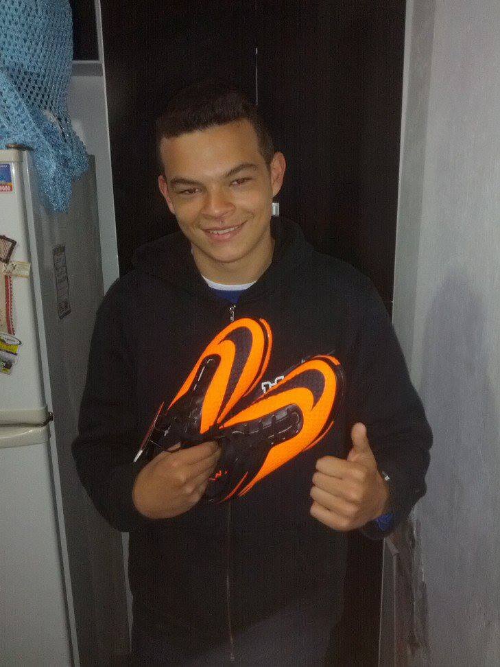 amo futebol,pizza,e sonho em ser jogador de futebol,se deus quiser irei realizar,e amoo liverpool f.c