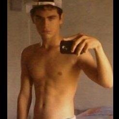 MateoSalmon's profile picture. CELOSO,HISTERICO   SEGUIME Y TE SIGO