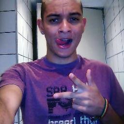 Gosto de jogar bola, zuar com os amigos e fazer um pagodim haha