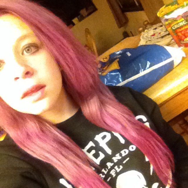 Hi.. Im Laura, there's not that much to me really. My life mostly consist of bands/music ect.. Follow me?