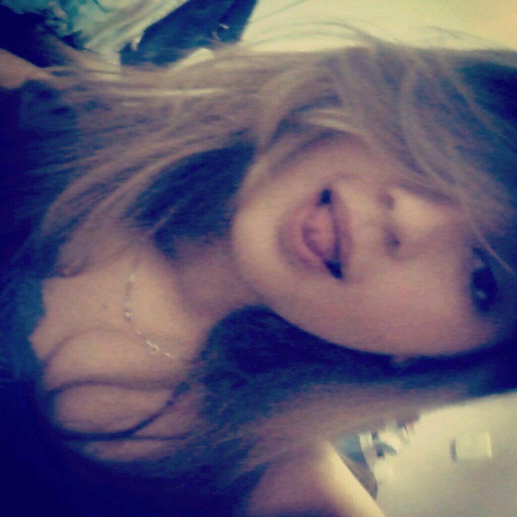 ,    meiga , legal , fofa , chata , enfim gente boa  . haha 14 yaers , name is Karen .  HI ?  blé ...