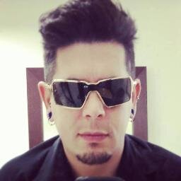 Cabeleireiro , tatuado e com piercing , Rock and Roll !!!