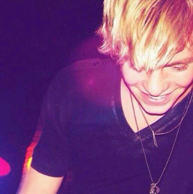 charizcrd's profile picture. I laugh in the face of danger. Fuck off • Single