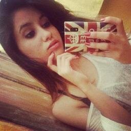 Linda, alegre,  inteligente,especial ,é tudo sobre a Allana, beijos _fernandahere aqui, te amo sua linda (: