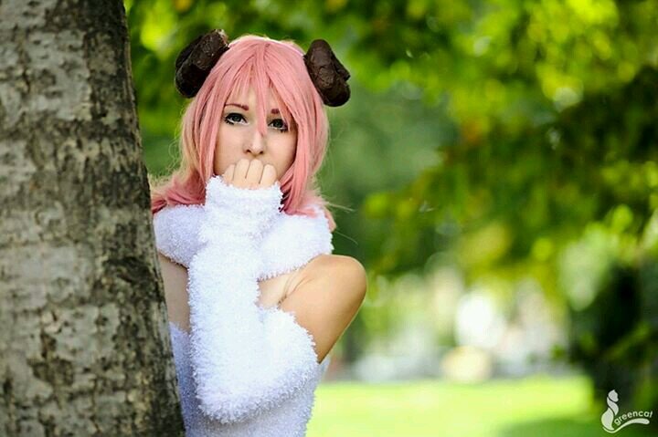 i'm just a normal austrian girl. I love cosplay and just post stuff. lol. fallow meh :3