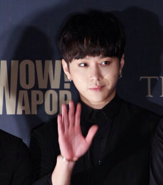 ผมยงจุนฮยองแร๊ปเปอร์วงBeast ที่ทั้งหล่อและรวยมาก นิสัยผมไร้คำนิยาม*ยิ้มมุมปาก* ไม่ลองไม่รู้นะครับ(?) ฟอลนะครับผมรอคุณอยู่ที่รัก~ [ 280113 ]