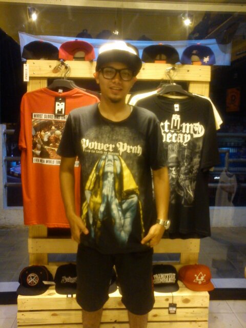 Dejavu( keep struggle) jln kalimantan no 53 sananwetan blitar @ psr wlingi lantai 2 wlingi-blitar